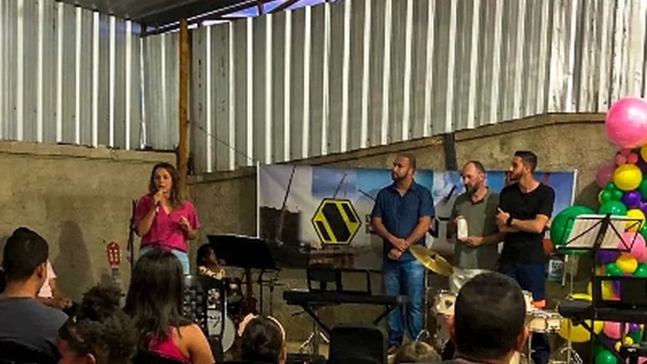 Apresentação para público em espaço coberto durante ação social
