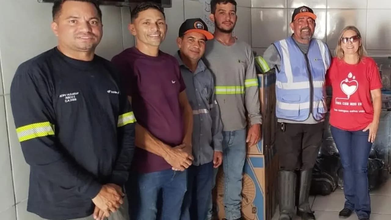 Colaboradores da Santin reunidos com representante de escola