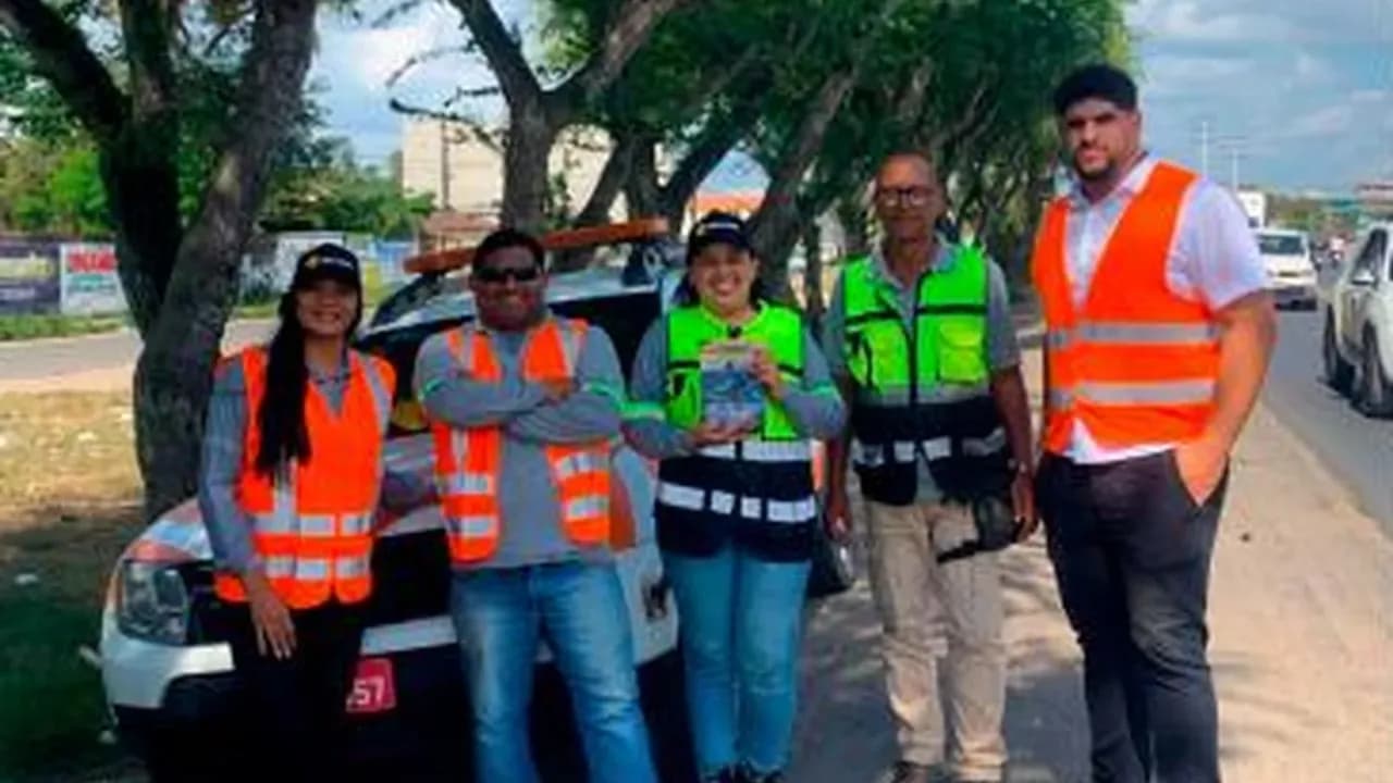 Equipe com coletes de segurança em campanha de conscientização à beira de rodovia em Feira de Santana (BA)