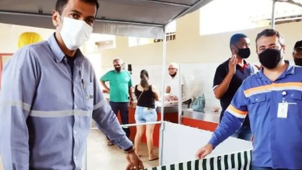 Colaborador da Santin em estande de feira livre no Jardim Bouganville