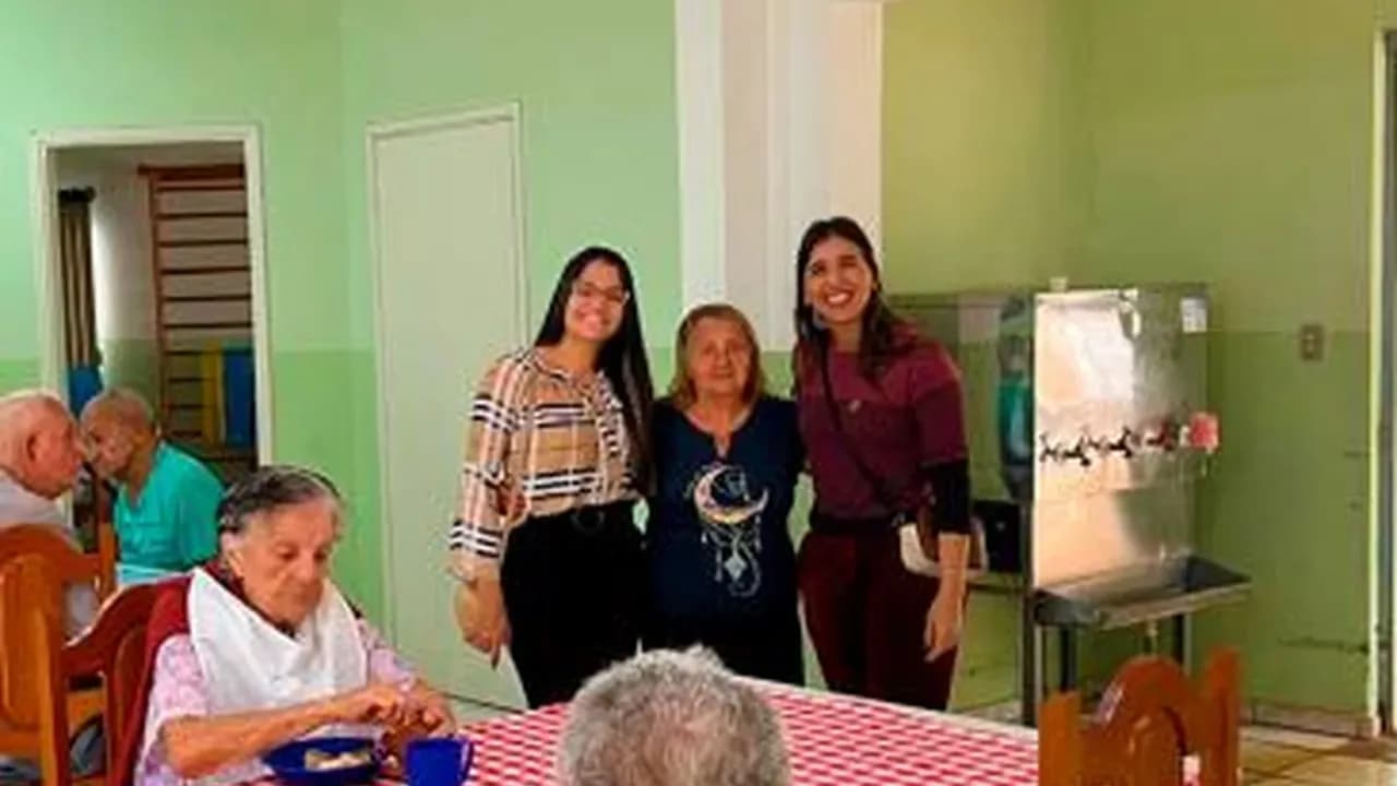 Colaboradoras da Santin com uma idosa em ação de Páscoa na Casa do Idoso