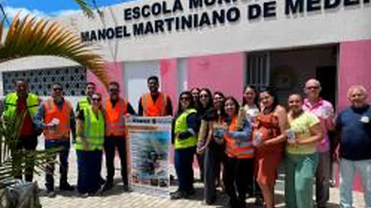 Equipe de campanha de conscientização reunida em frente a escola municipal no Rio Grande do Norte