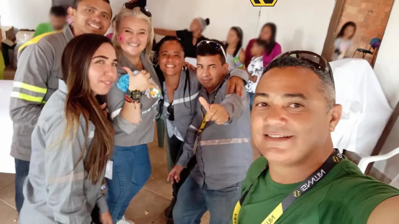 Colaboradores da Santin e moradores reunidos em selfie durante ação social