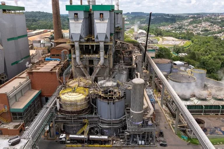 Vista aérea da fábrica da Klabin, com caldeiras, tanques e tubulações