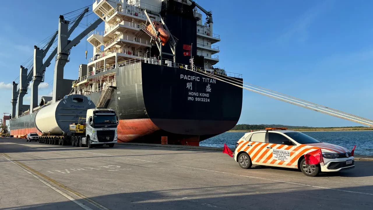 Descarregamento de componentes eólicos no Porto de Suape