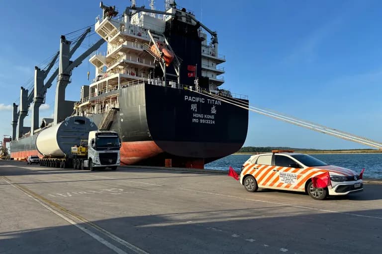 Descarregamento de componentes eólicos no Porto de Suape
