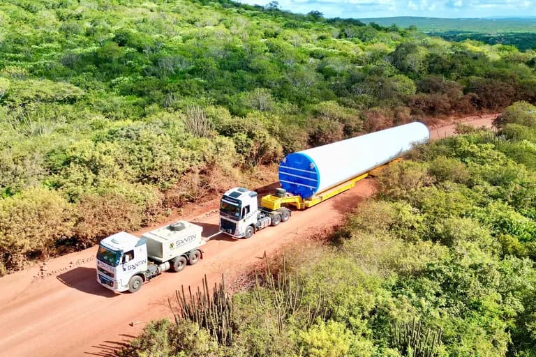 Vista aérea do transporte de pá na caatinga