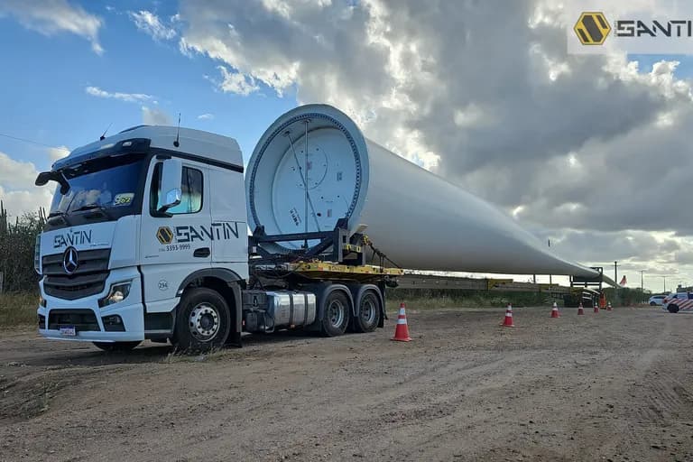 Pá eólica do projeto SPIC na carreta Santin
