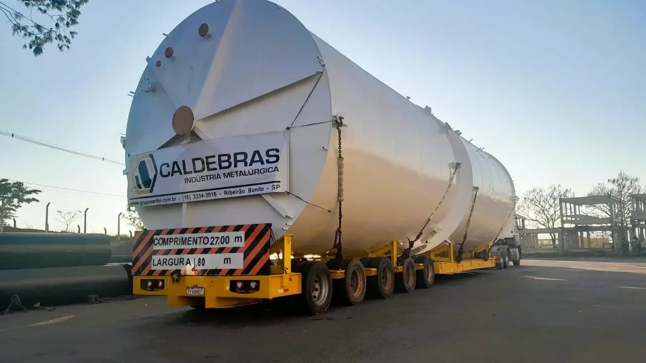 Tanque fabricado pela Caldebrás em transporte