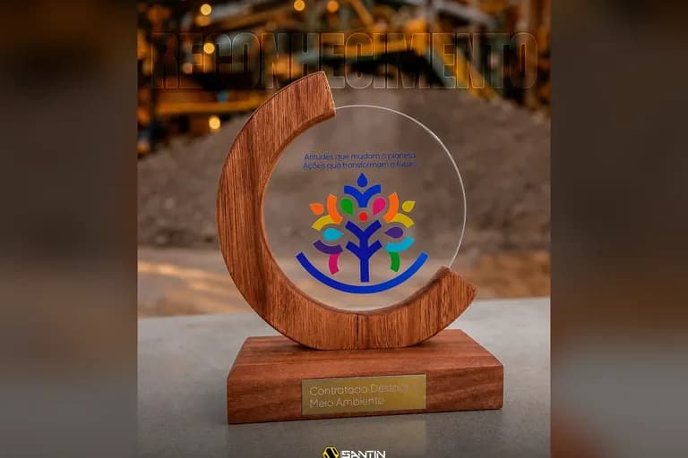 Troféu de madeira e acrílico da Anglo American com a inscrição Contratada Destaque Meio Ambiente (agosto de 2026)