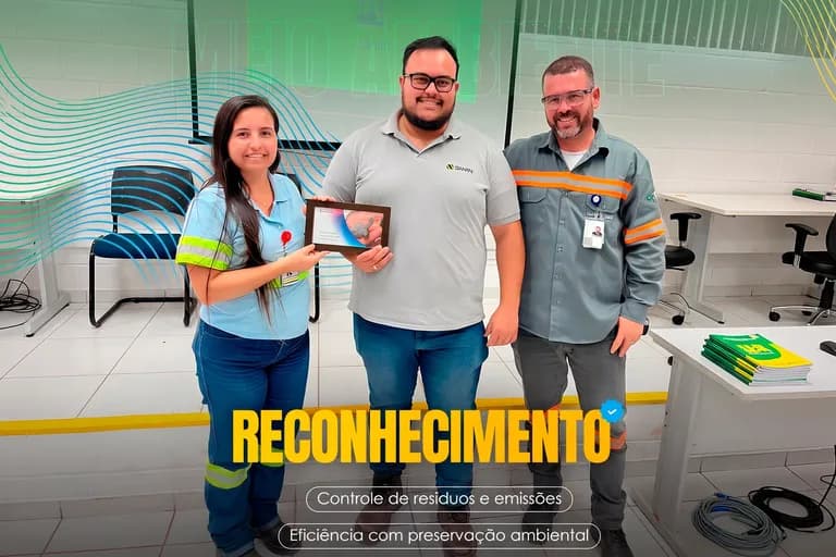 Arte de reconhecimento da Anglo American (maio de 2026): três profissionais seguram uma placa de premiação em controle de resíduos e eficiência ambiental