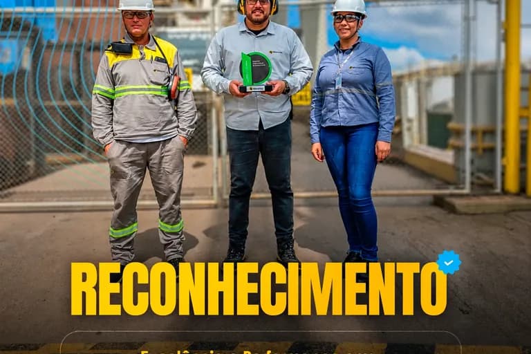 Arte de reconhecimento Valmet/Klabin (julho e agosto de 2026): três profissionais com capacete, um deles segurando o troféu Destaque em HSE, em área industrial