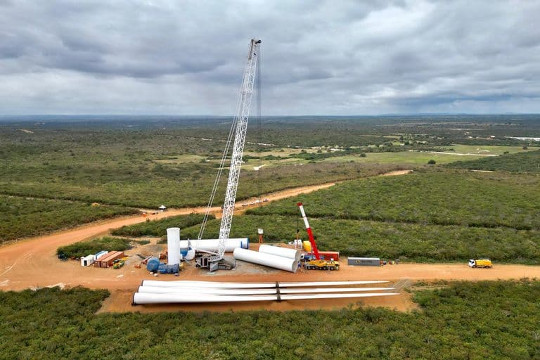Montagem de aerogeradores no Complexo Eólico Serra da Palmeira