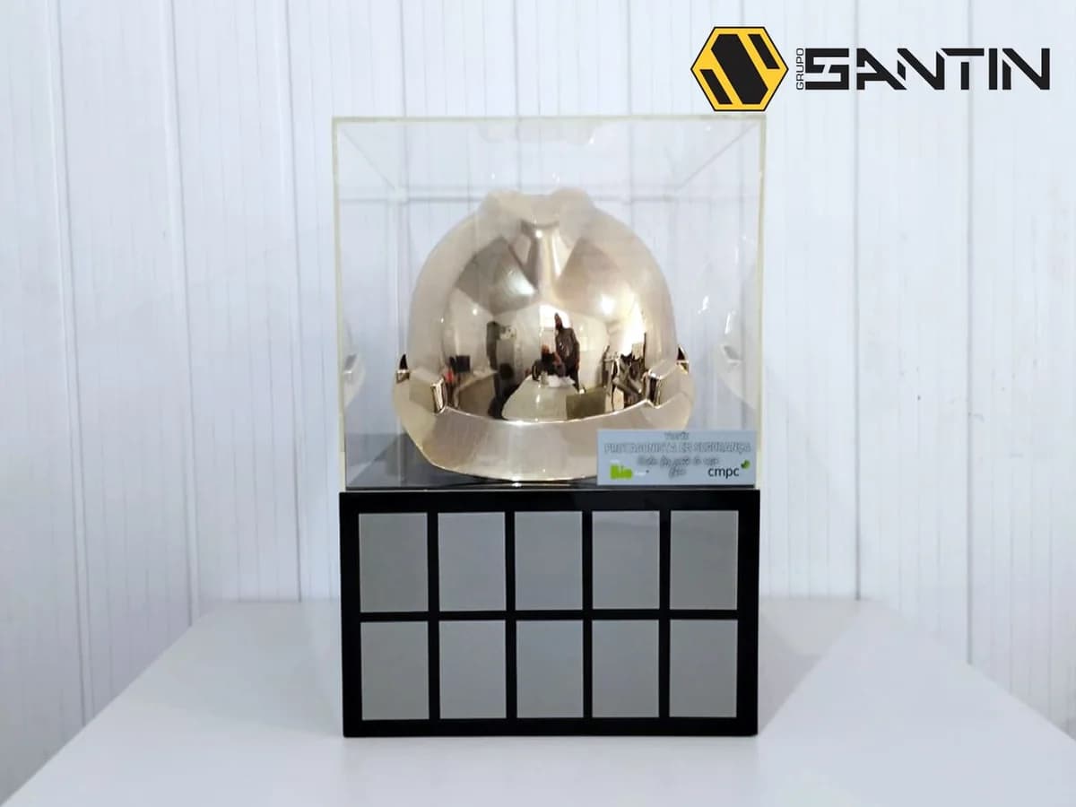 Troféu Capacete de Ouro em close, prêmio de Valmet e CMPC