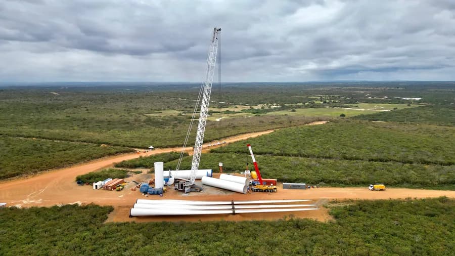 Montagem de aerogerador na Serra da Palmeira