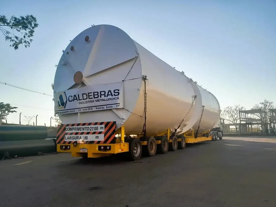 Tanque fabricado pela Caldebrás em transporte rodoviário