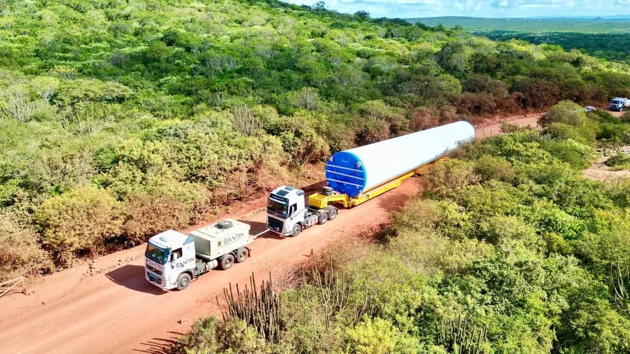 Vista aérea do transporte de uma pá eólica atravessando a caatinga