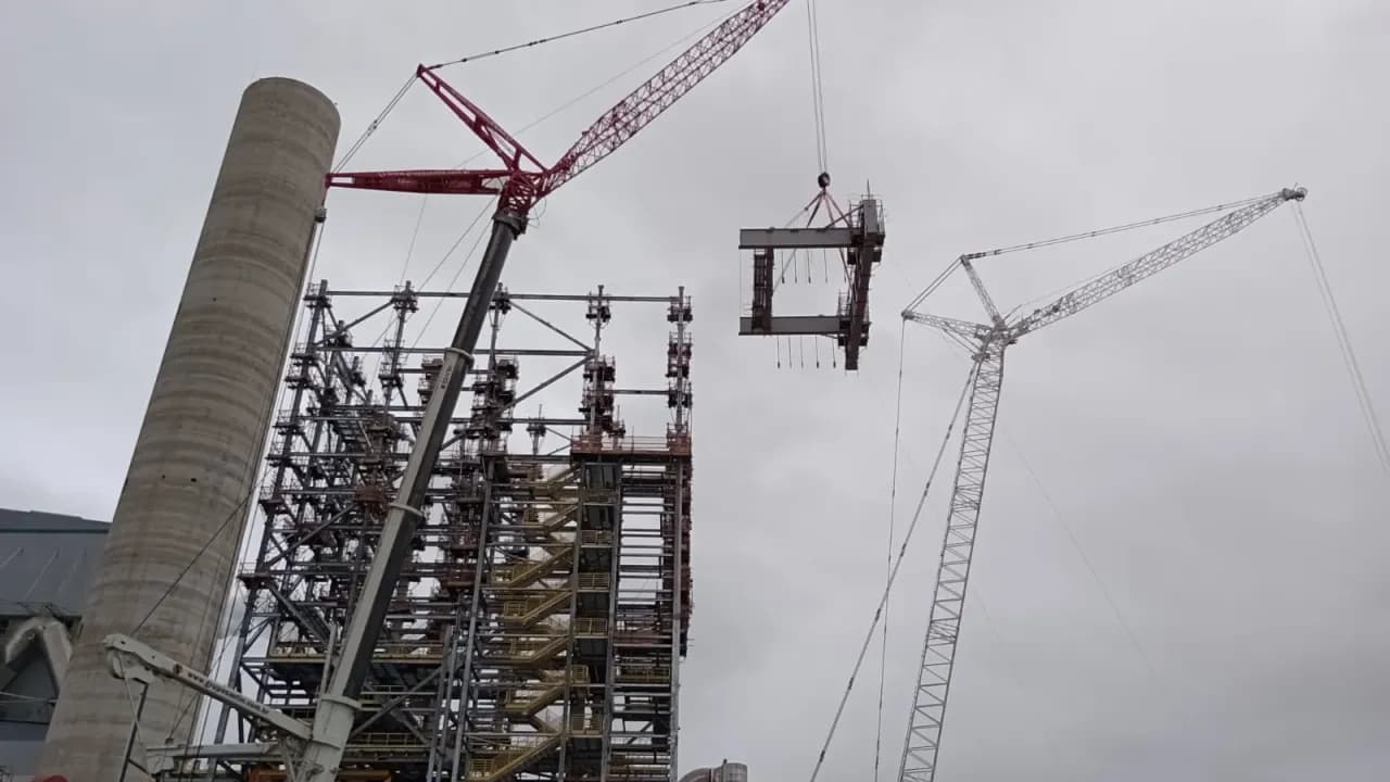 Içamento de módulo metálico com guindaste de treliça vermelho junto à estrutura da caldeira da CMPC
