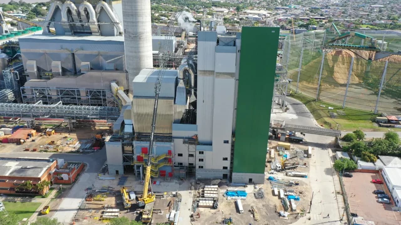 Vista aérea do conjunto da caldeira da CMPC em fase final de montagem, com fachada verde e canteiro de obras