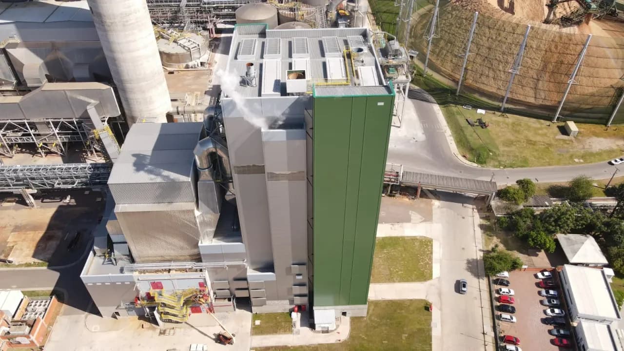 Vista aérea da caldeira de biomassa concluída na unidade da CMPC