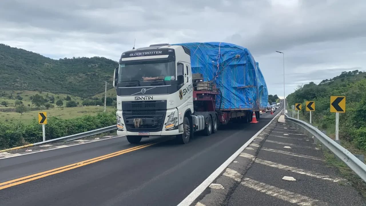 Comboio na serra com escolta