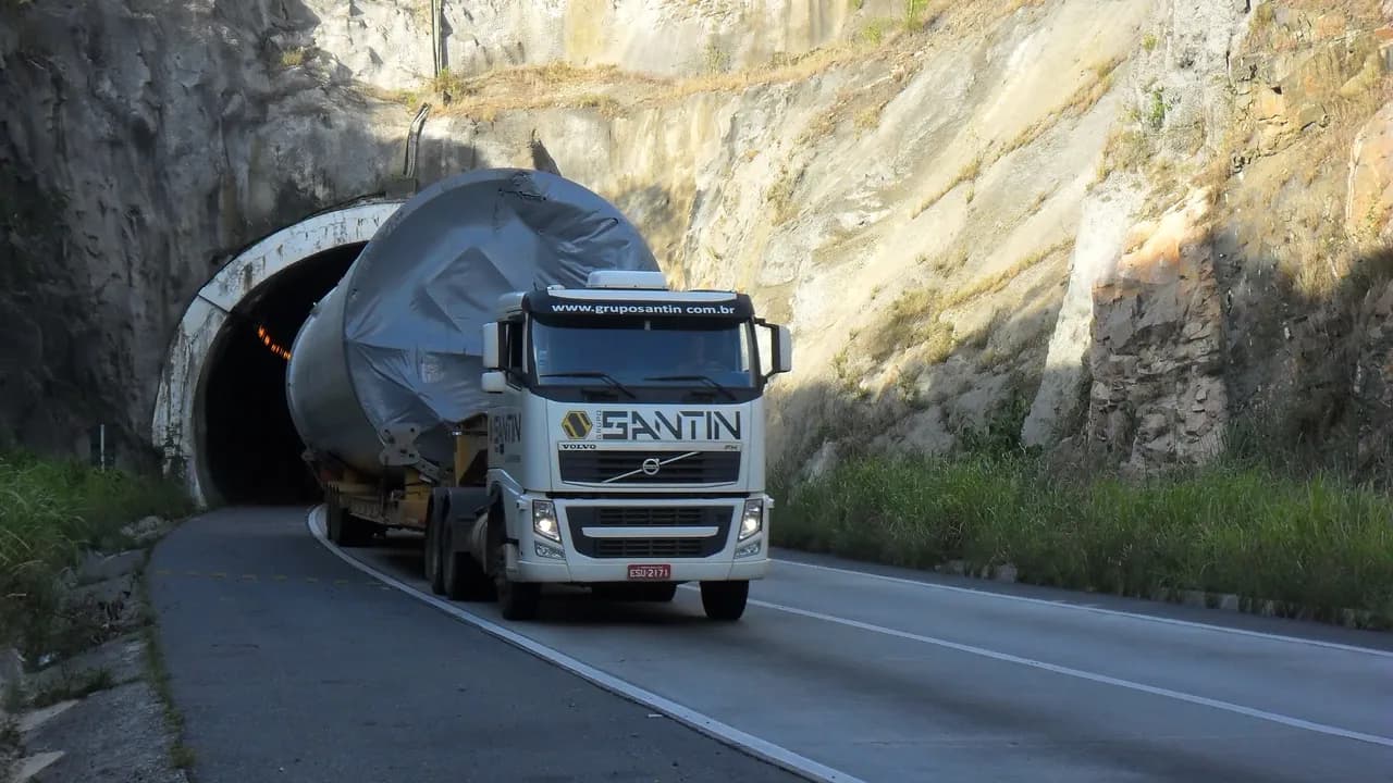 Travessia de túnel com carga especial
