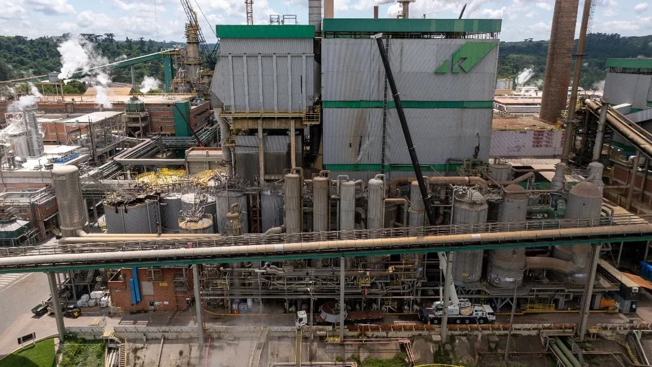 Vista da fábrica da Klabin a partir do alto, com unidades industriais e chaminés