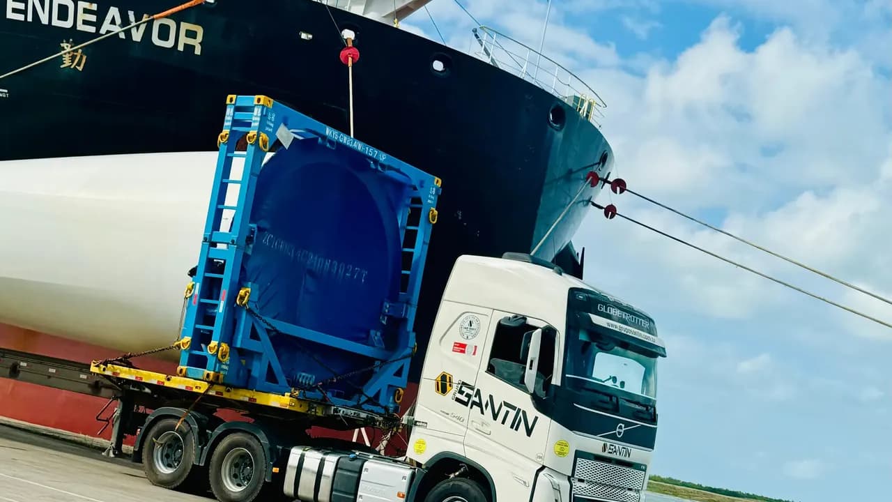 Pá eólica içada do navio no Porto de Suape