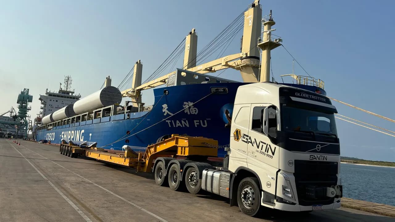 Navio e carreta Santin no cais de Suape