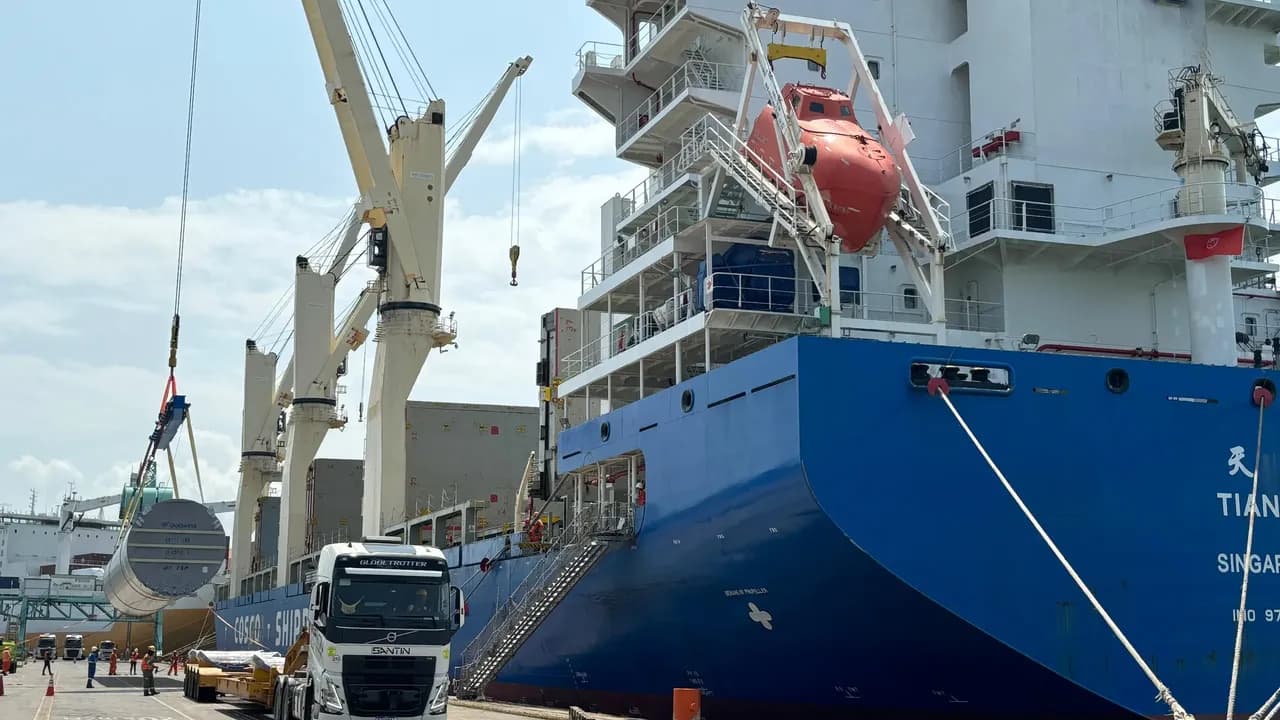 Operação portuária noturna em Suape