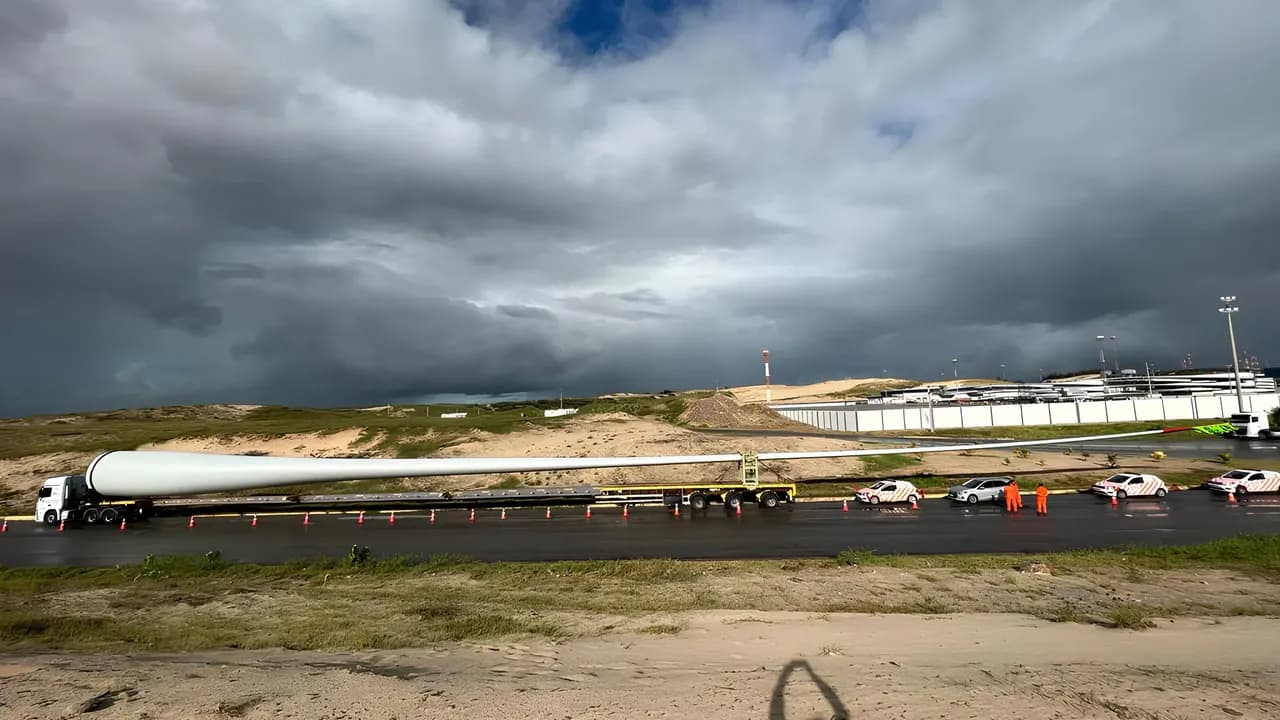Pá eólica sob céu de tempestade