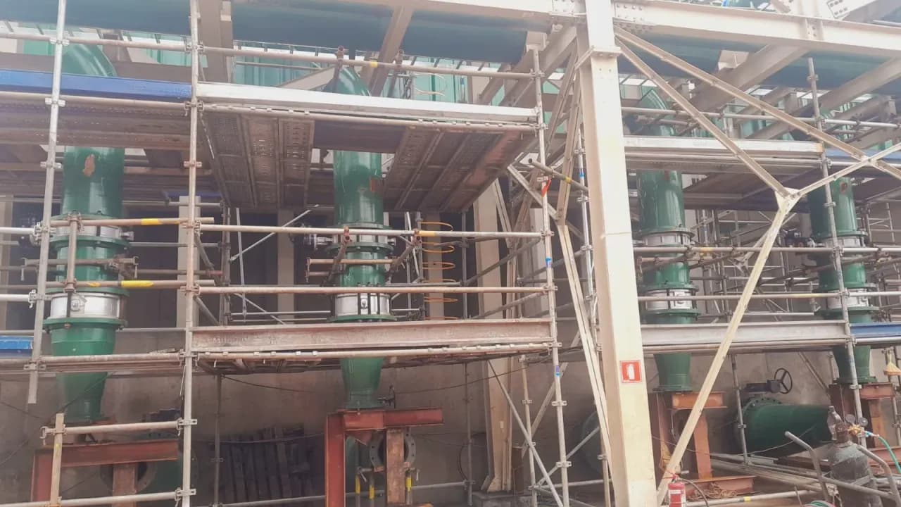Estrutura metálica e tubulações em montagem na URE Barueri, com andaimes
