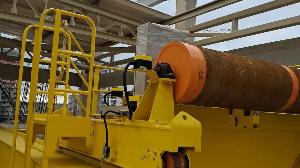 Detalhe da ponte rolante amarela instalada na estrutura da URE Barueri