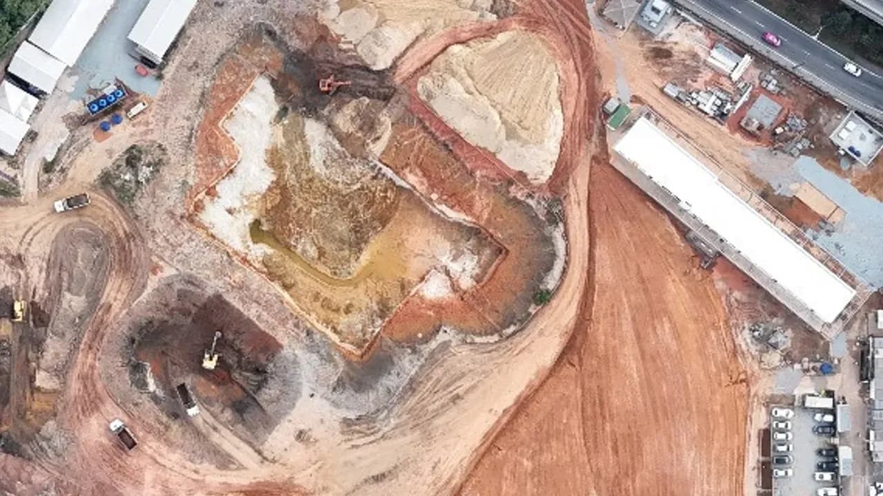 Vista aérea do terreno da URE Barueri na fase de terraplenagem